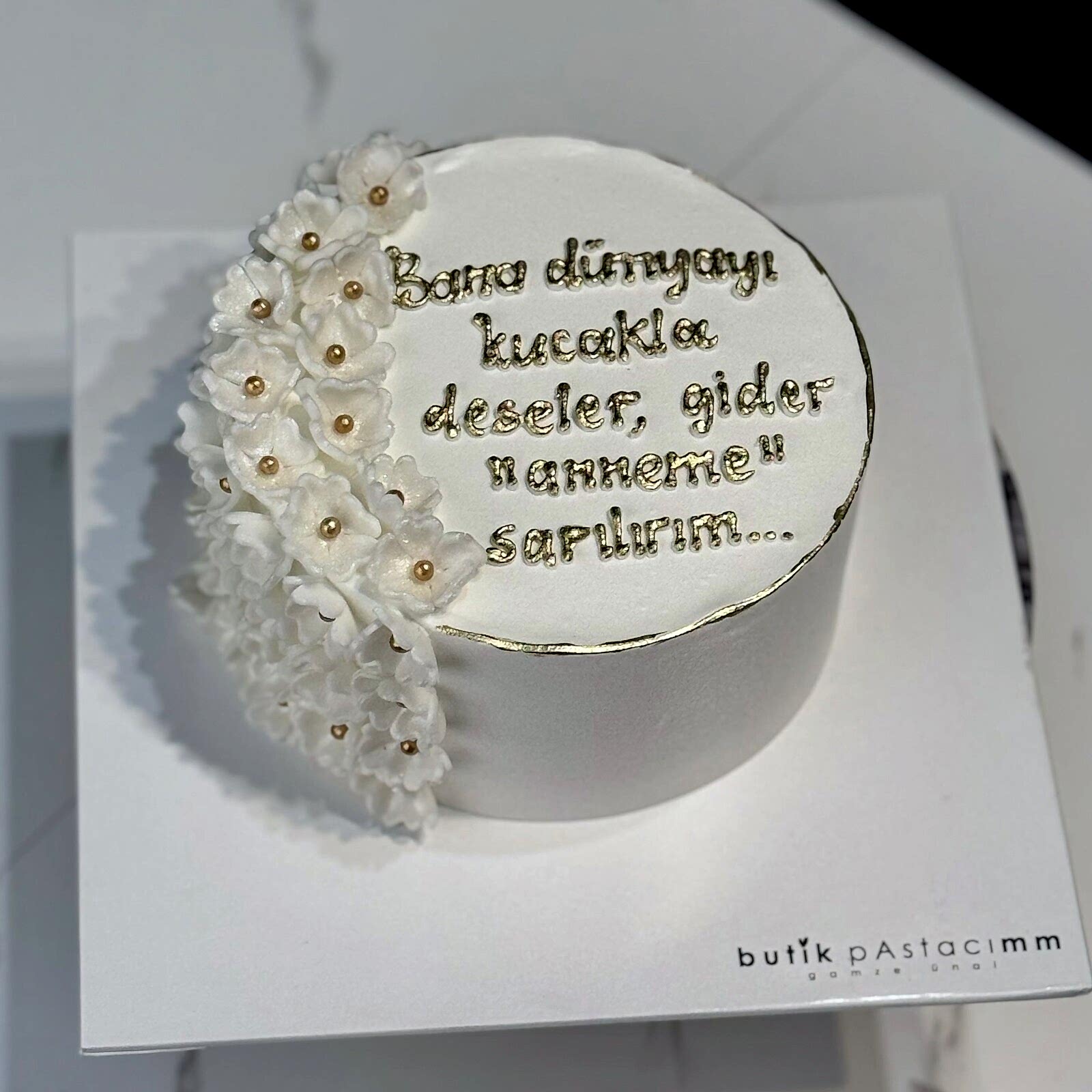Anneme Özel Yazılı Çiçek Detaylı Pasta