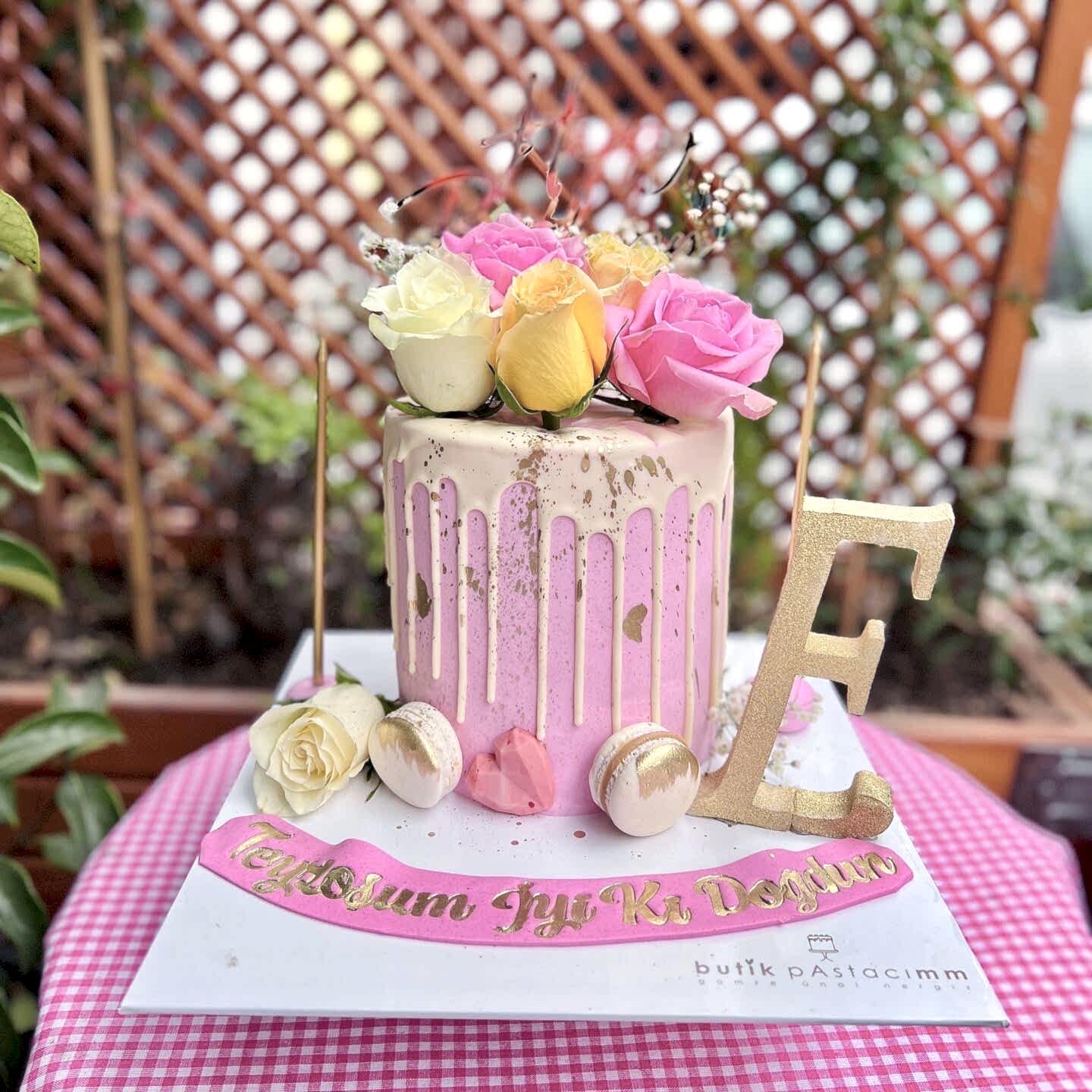 Çiçekli Kişiye Özel Pasta