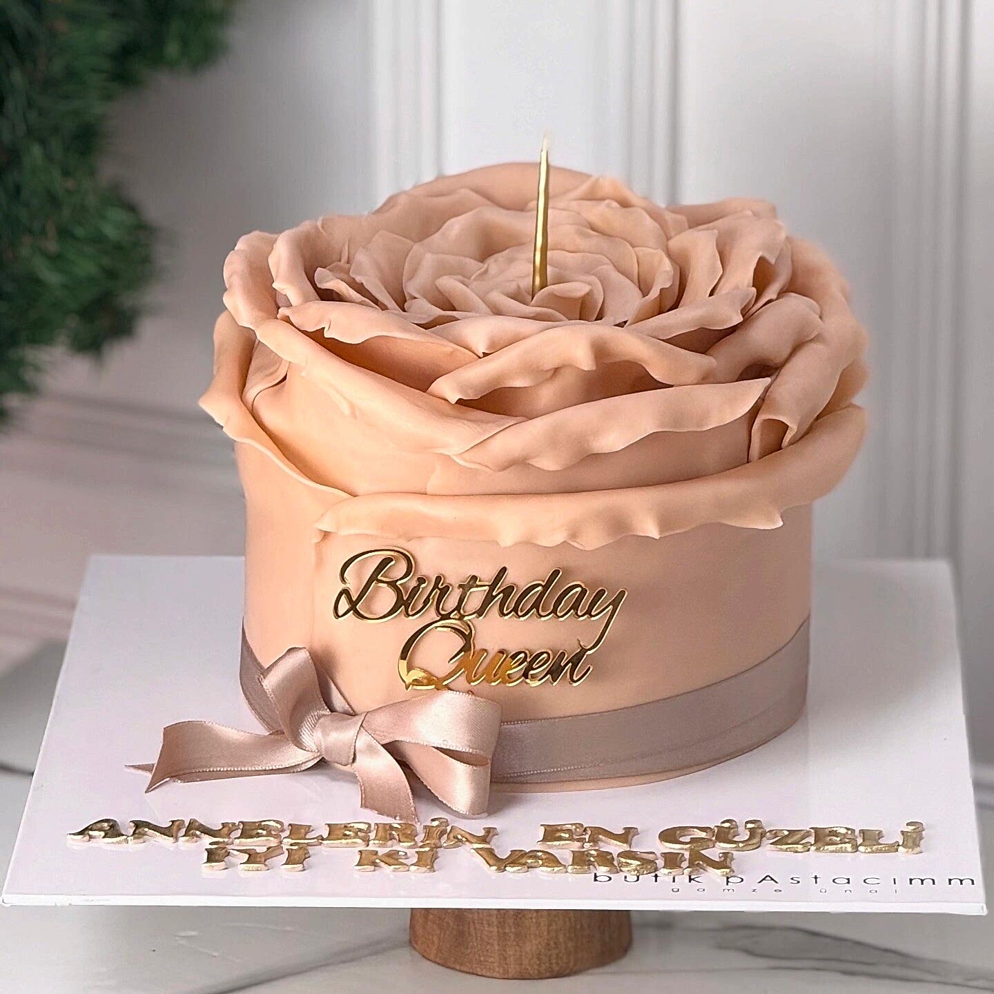 Bej Gül Şeker Hamurlu Pasta