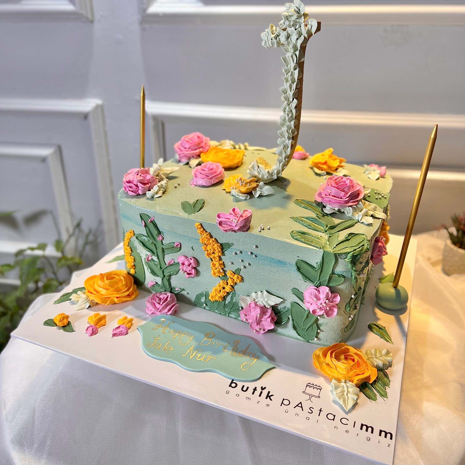 Çiçek Detaylı Zarif Süsleme Pasta