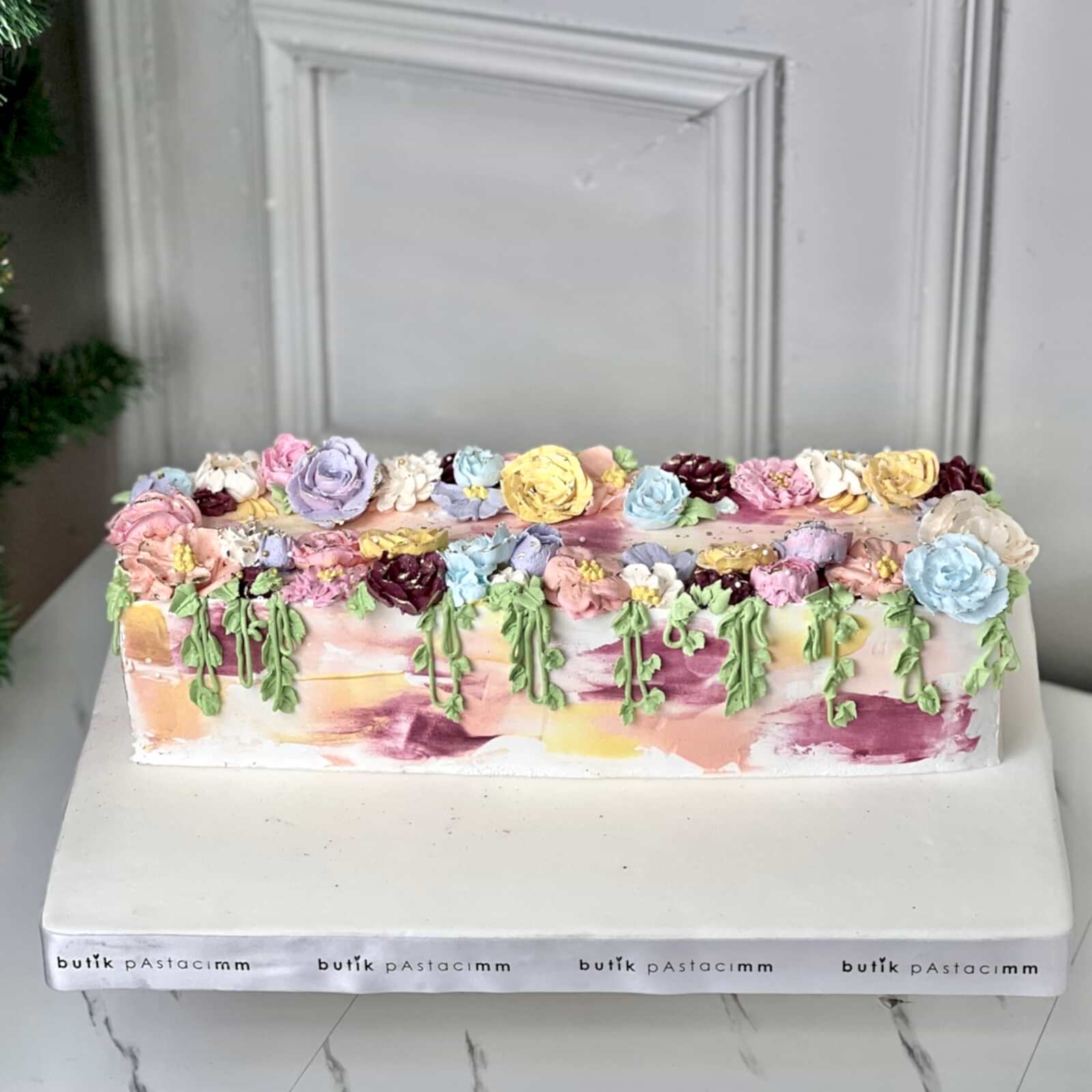 Çiçekli Dikdörtgen Kremalı Baton Pasta