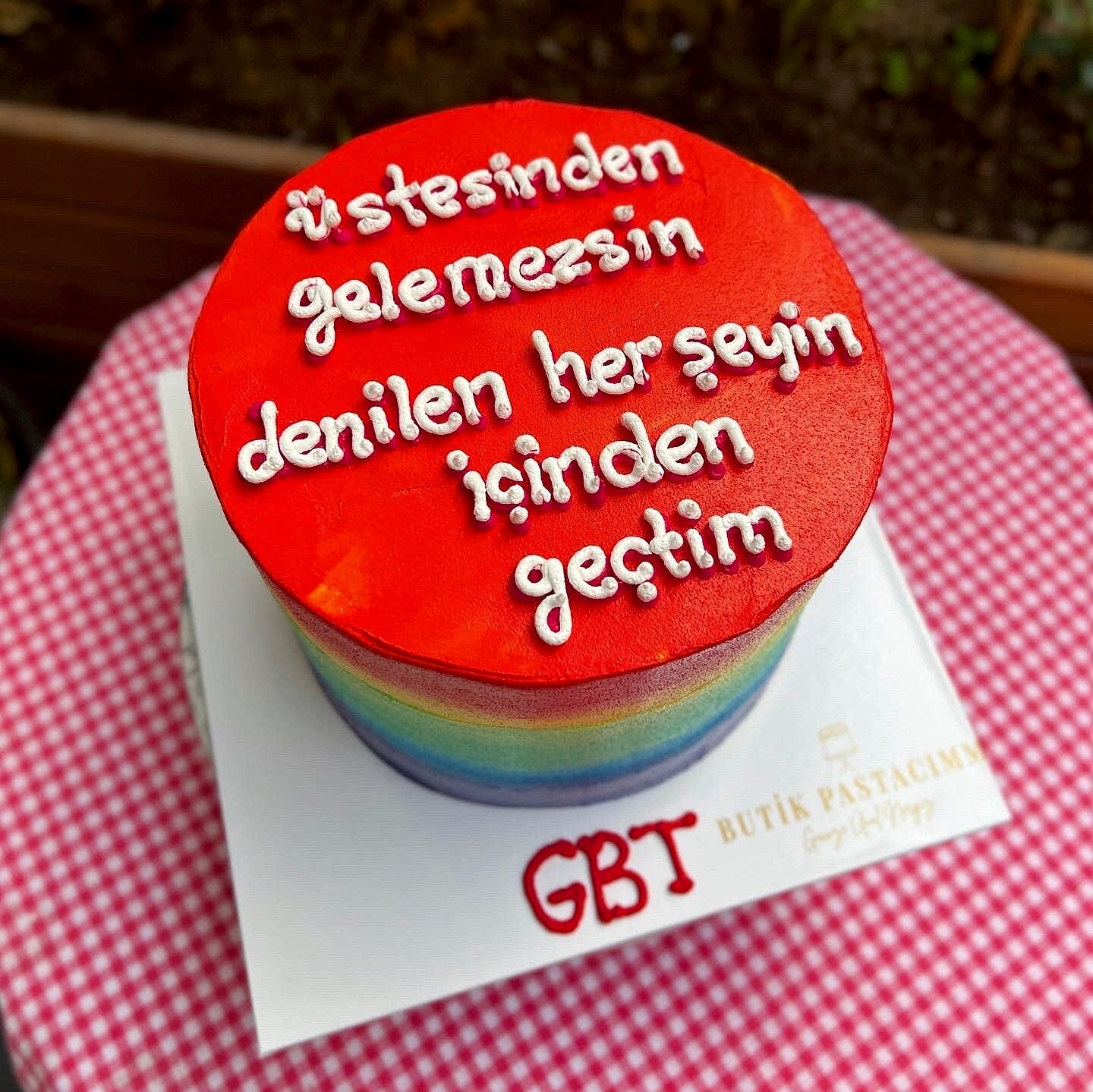 Gökkuşağı Renk Geçişli Yazılı Pasta
