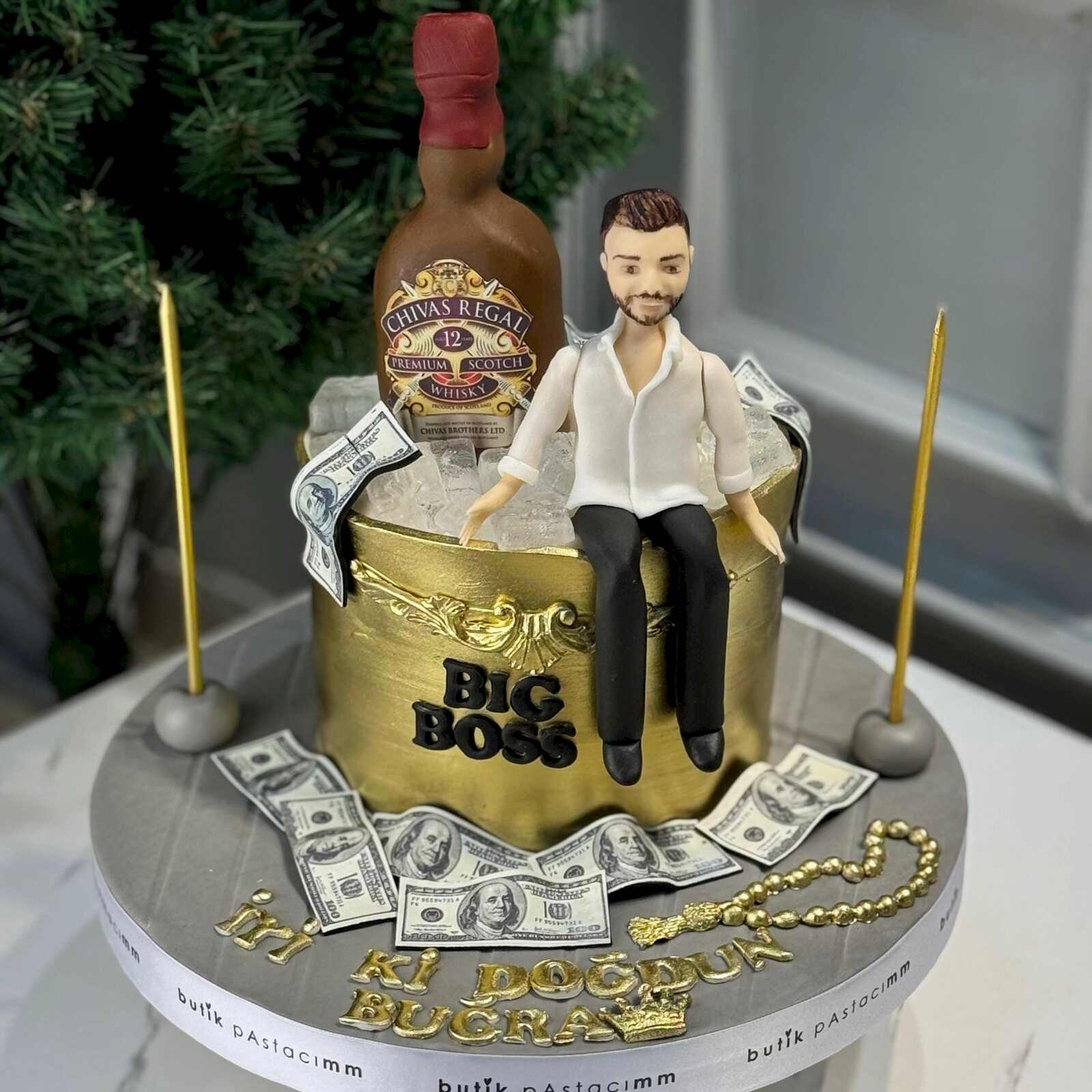 Kişiye Özel Figürlü Şişe Detaylı Pasta