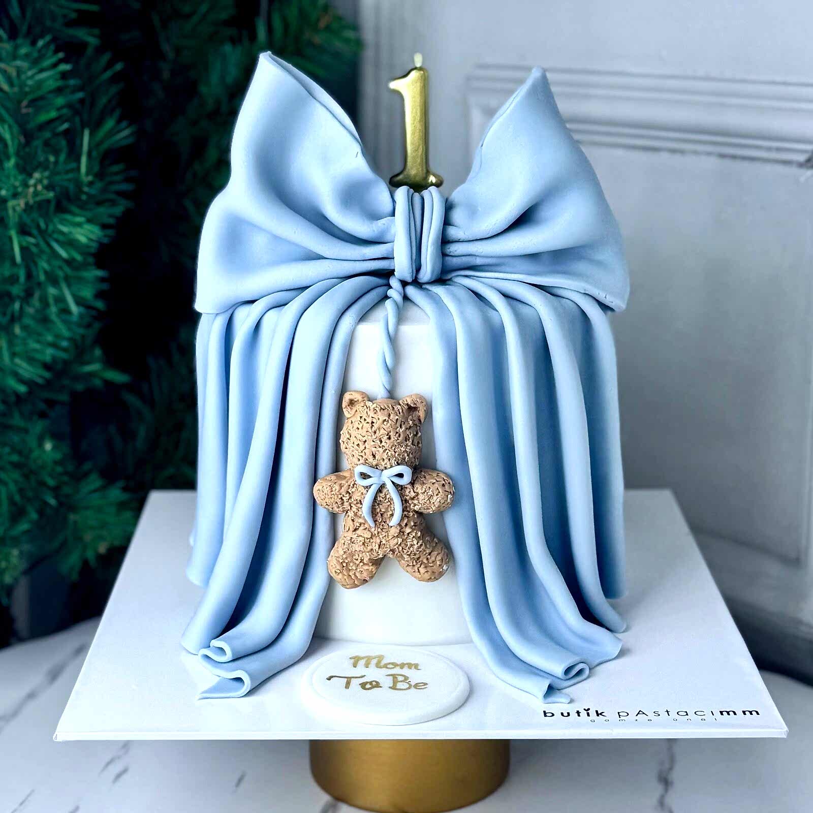 Mavi Kurdeleli Bir Yaş Pastası