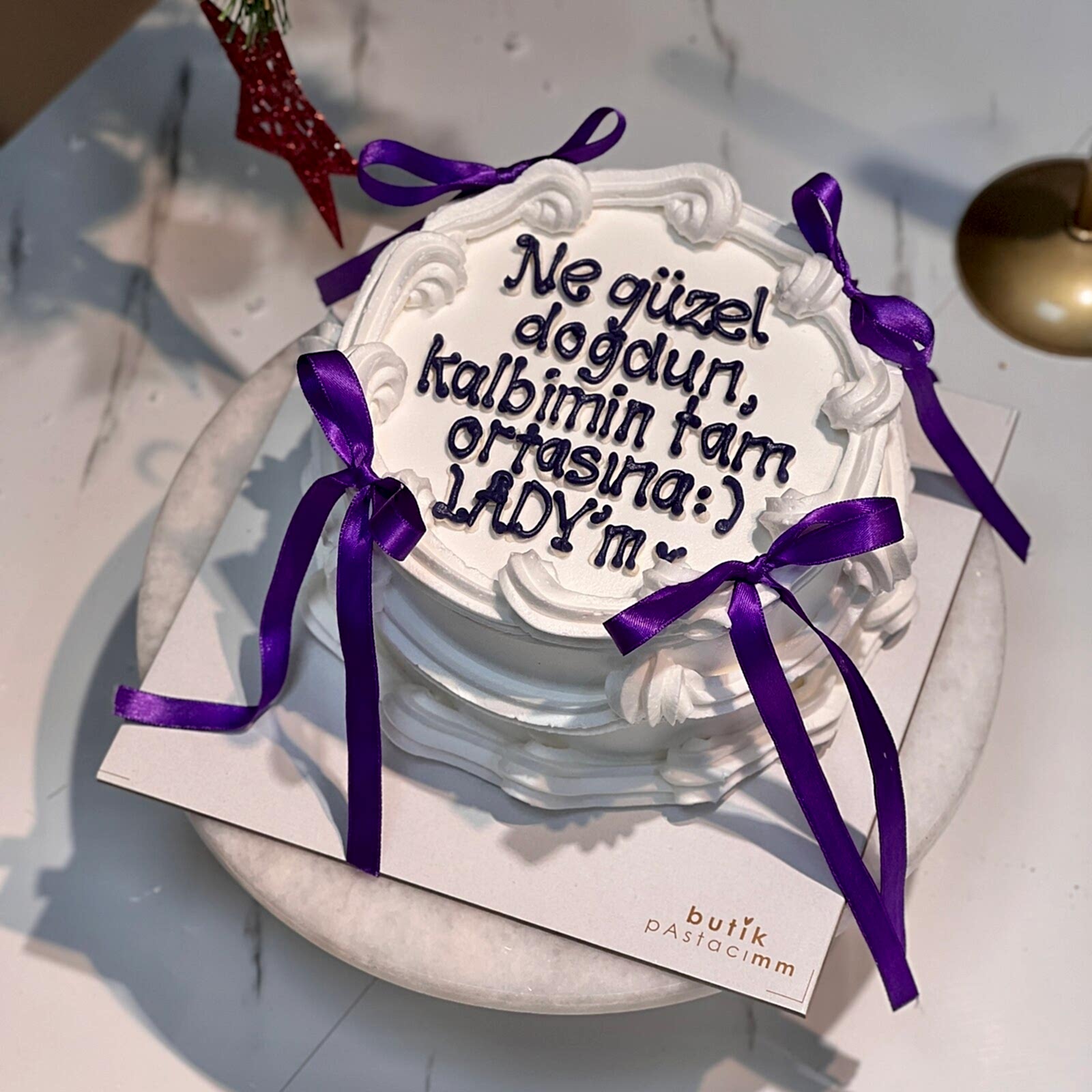 Mor Kurdeleli Yazılı Pasta