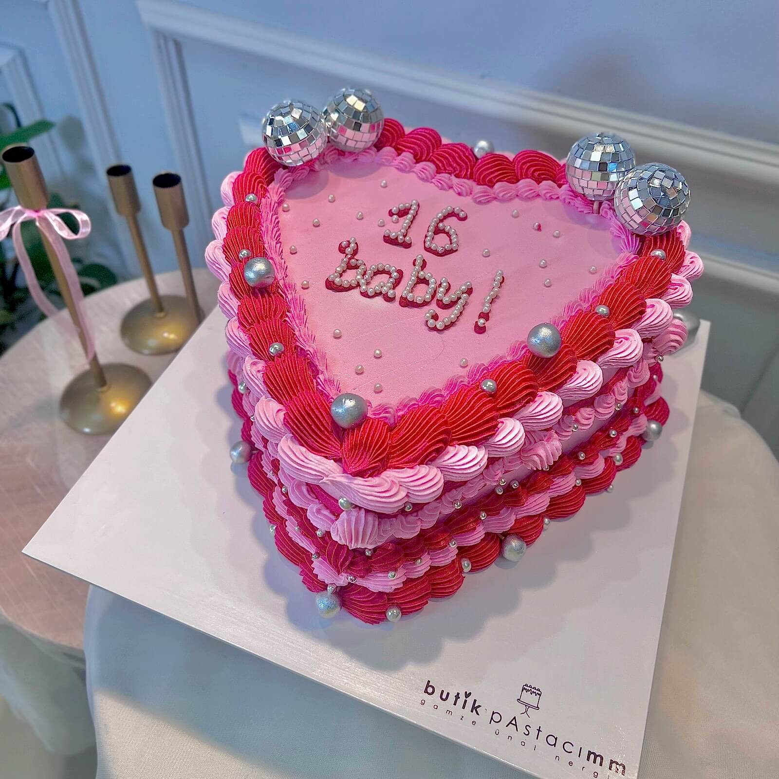 Pembe Disco Topu Detaylı Kalpli Pasta