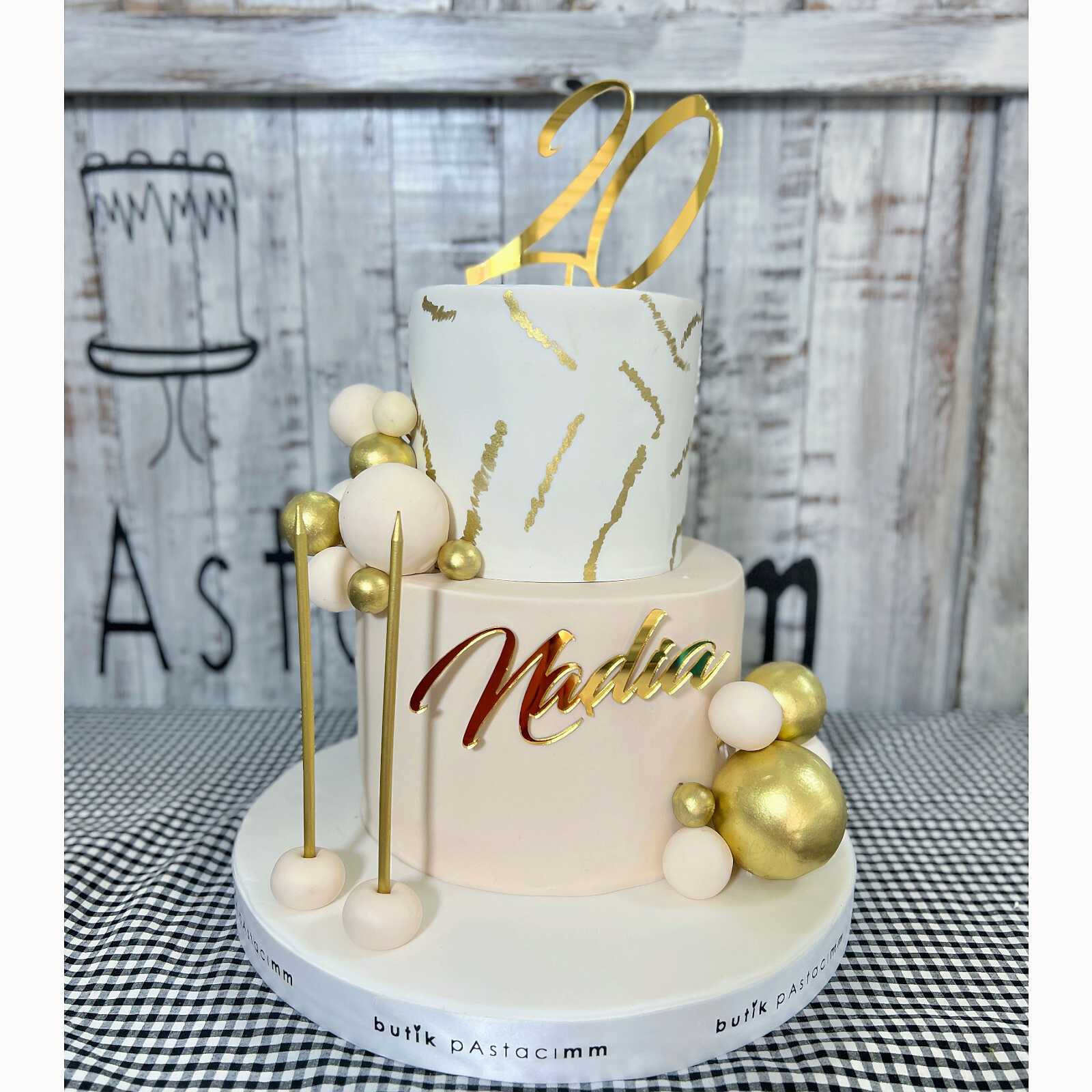 Sade ve Zarif Tasarım Pasta