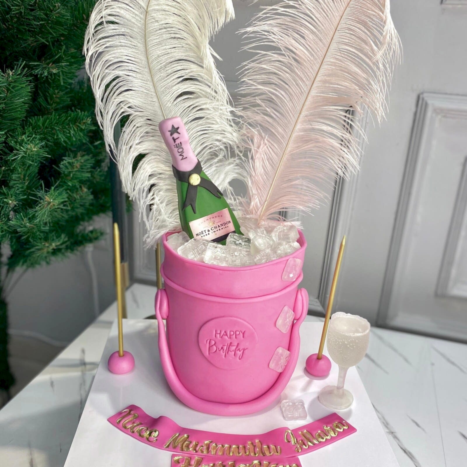 Tüylü Pembe Kova Tasarımlı Pasta