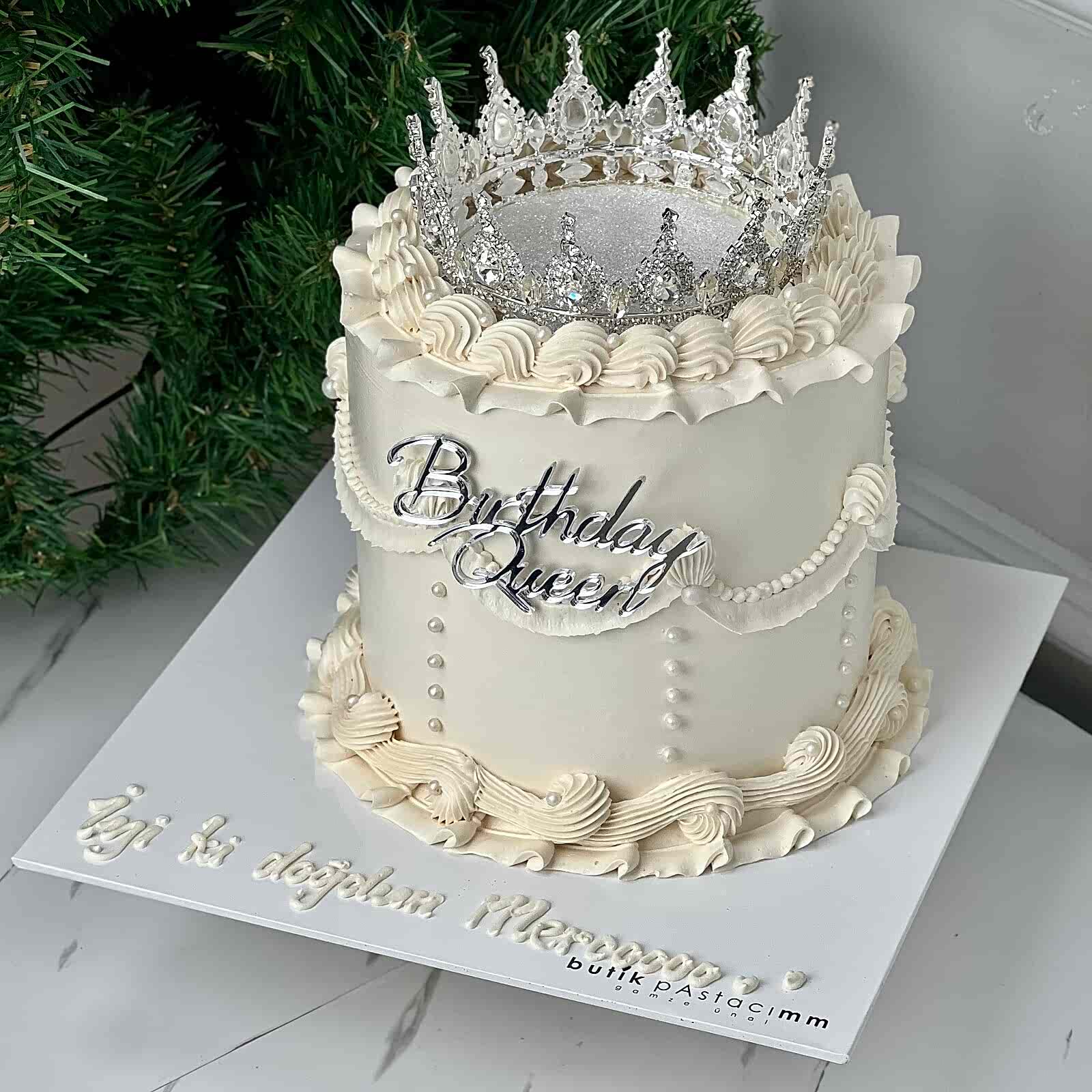 Üfleyince Etrafa Sim Saçılan Bej Renkli Taçlı Pasta