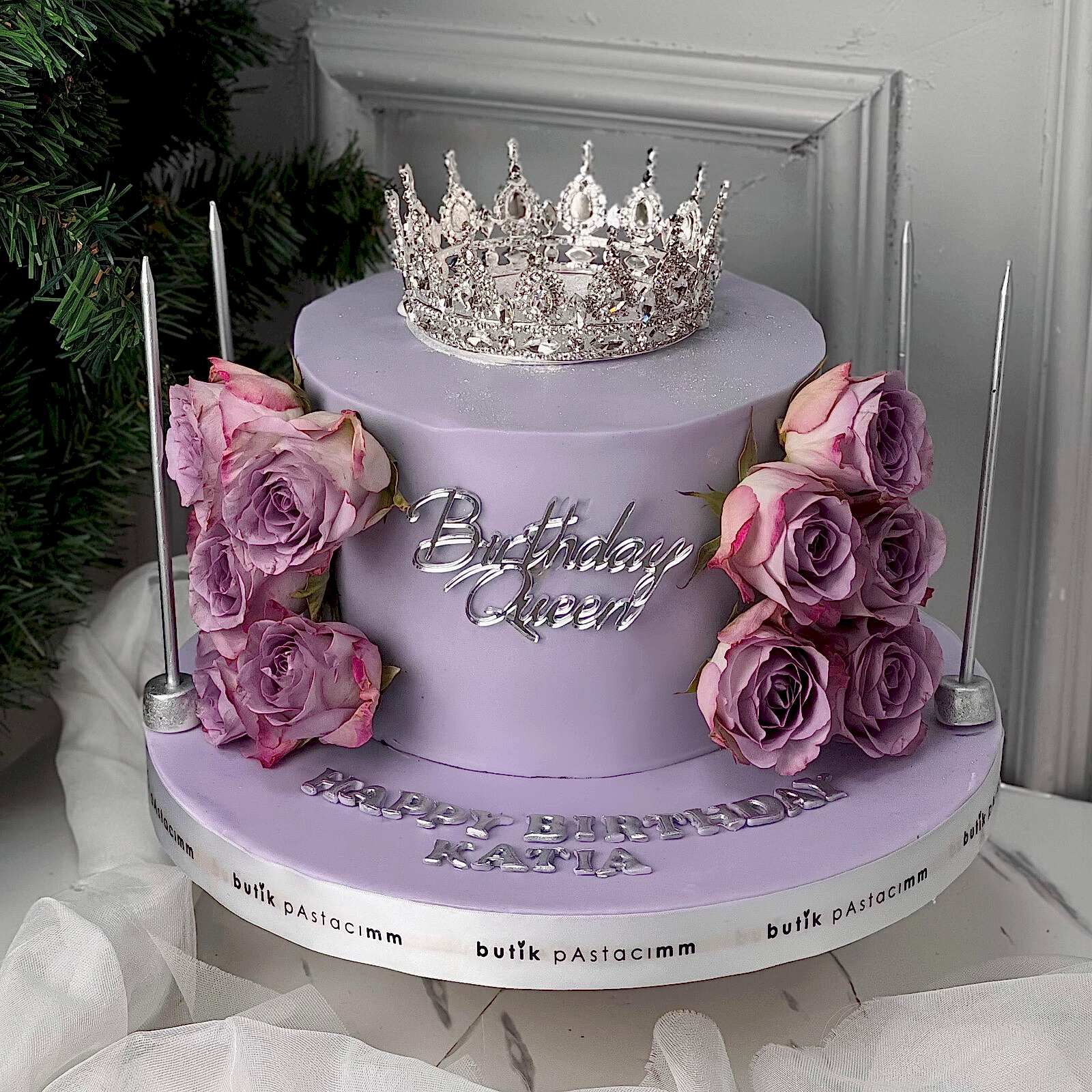 Üfleyince Etrafa Sim Saçılan Lila Güllü Pasta (Simli Pasta Üfleme)