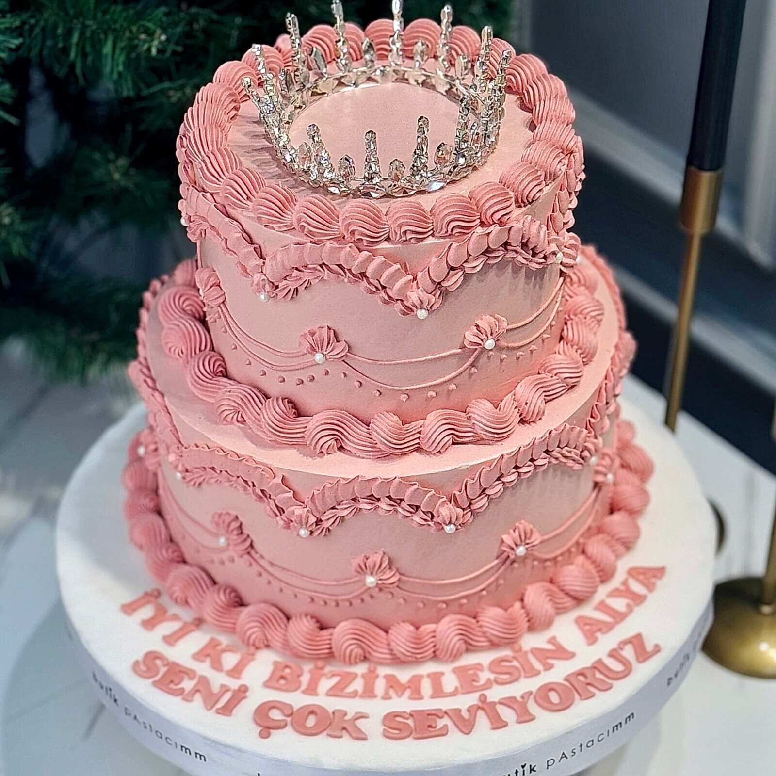 Vintage Dizayn Taçlı Özel Tasarım Pasta