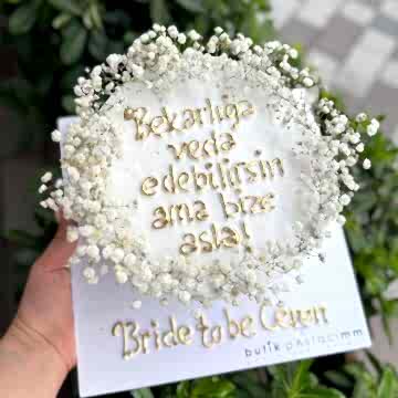 Bekarlığa Veda Edebilirsin Ama Bize Asla Yazılı Pasta