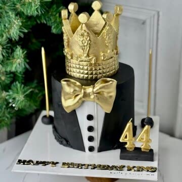 Birthday King Taçlı Siyah Pasta