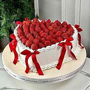 Çilekli Kalpli Kırmızı Kurdeleli Pasta