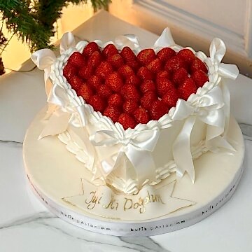 Çilekli Kalpli Kurdeleli Pasta