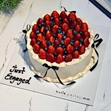 Çilekli Kurdeleli Beyaz Pasta