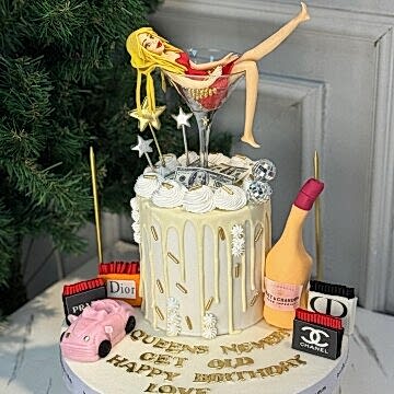 Kadehte Oturan Kız Tasarımlı Pasta