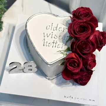 Kalpli Kırmızı Güllü Pasta