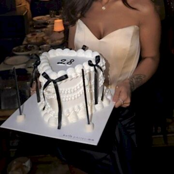 Kalpli Kurdele Detaylı Yazılı Pasta