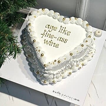 Kalpli Vintage Beyaz Gold Yazılı Pasta