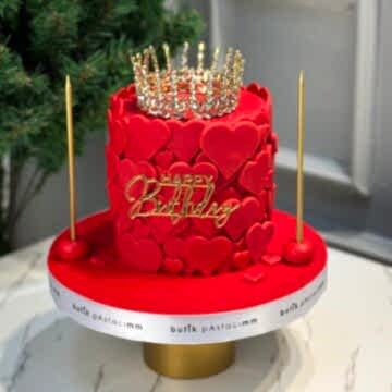 Kırmızı Kalpli Taçlı Pasta