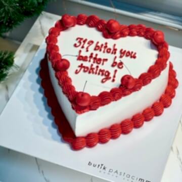 Kırmızı Krema Detaylı Kirazlı Pasta