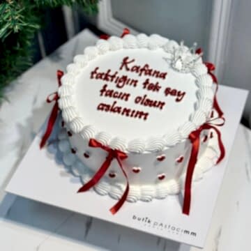 Kırmızı Kurdeleli Mini Kalpli Kraliçe Pastası