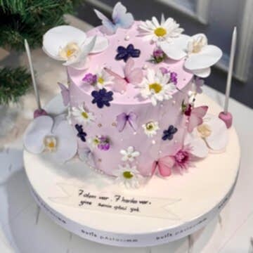 Krema Çiçek Detaylı Kelebekli Tasarım Pasta