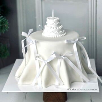 Kurdeleli Beyaz Pasta