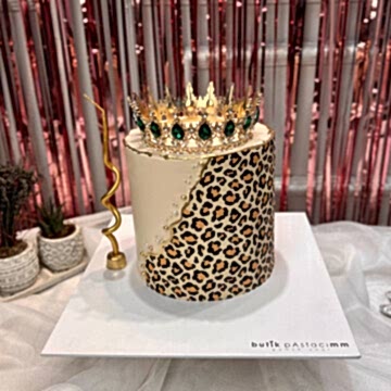 Leopar Desenli Taçlı Pasta
