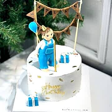 Mum Üfleyen Çocuk Figürlü Bir Yaş Pastası