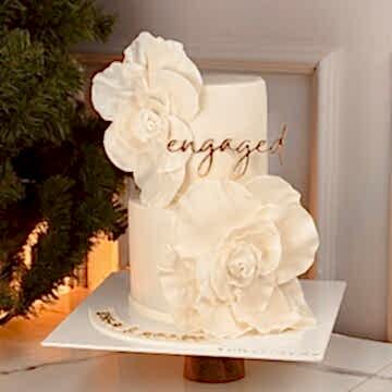 Özel Çiçek Dekorlu Nişan Pastası