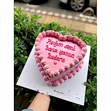 Pembe Kalpli Yazılı Pasta