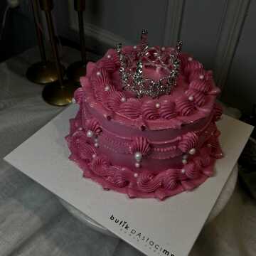 Simli Taçlı Pembe Pasta