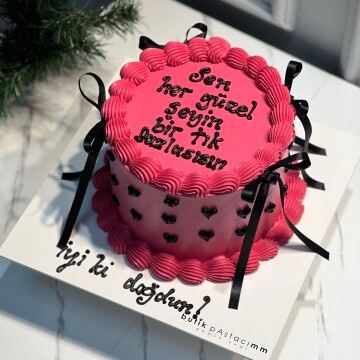 Siyah Kurdele Detaylı Koyu Pembe Yazılı Pasta