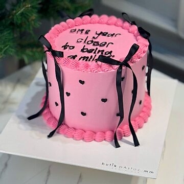 Siyah Kurdele Detaylı Pembe Yazılı Pasta