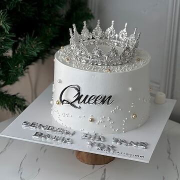 Üfleyince Etrafa Sim Saçılan Beyaz Taçlı Pasta (Simli Pasta Üfleme)