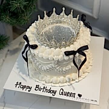 Üfleyince Etrafa Sim Saçılan Kurdeleli Taçlı Pasta (Simli Pasta Üfleme)