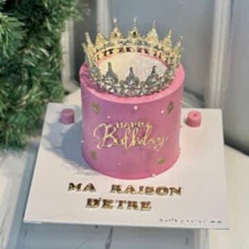 Üfleyince Etrafa Sim Saçılan Pembe Taçlı Pasta (Simli Pasta Üfleme)