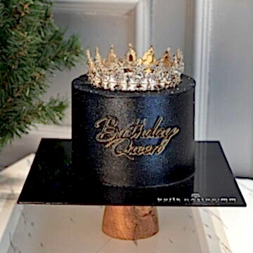 Üfleyince Etrafa Sim Saçılan Siyah Simli Taçlı Pasta (Simli Pasta Üfleme)