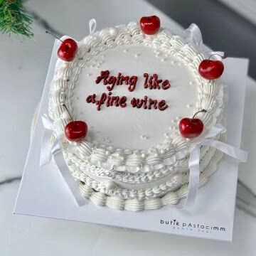 Vintage Dizayn Kirazlı Kurdeleli Beyaz Pasta