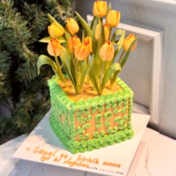 Zarif Lale Çiçek Sepeti Kremalı Pasta